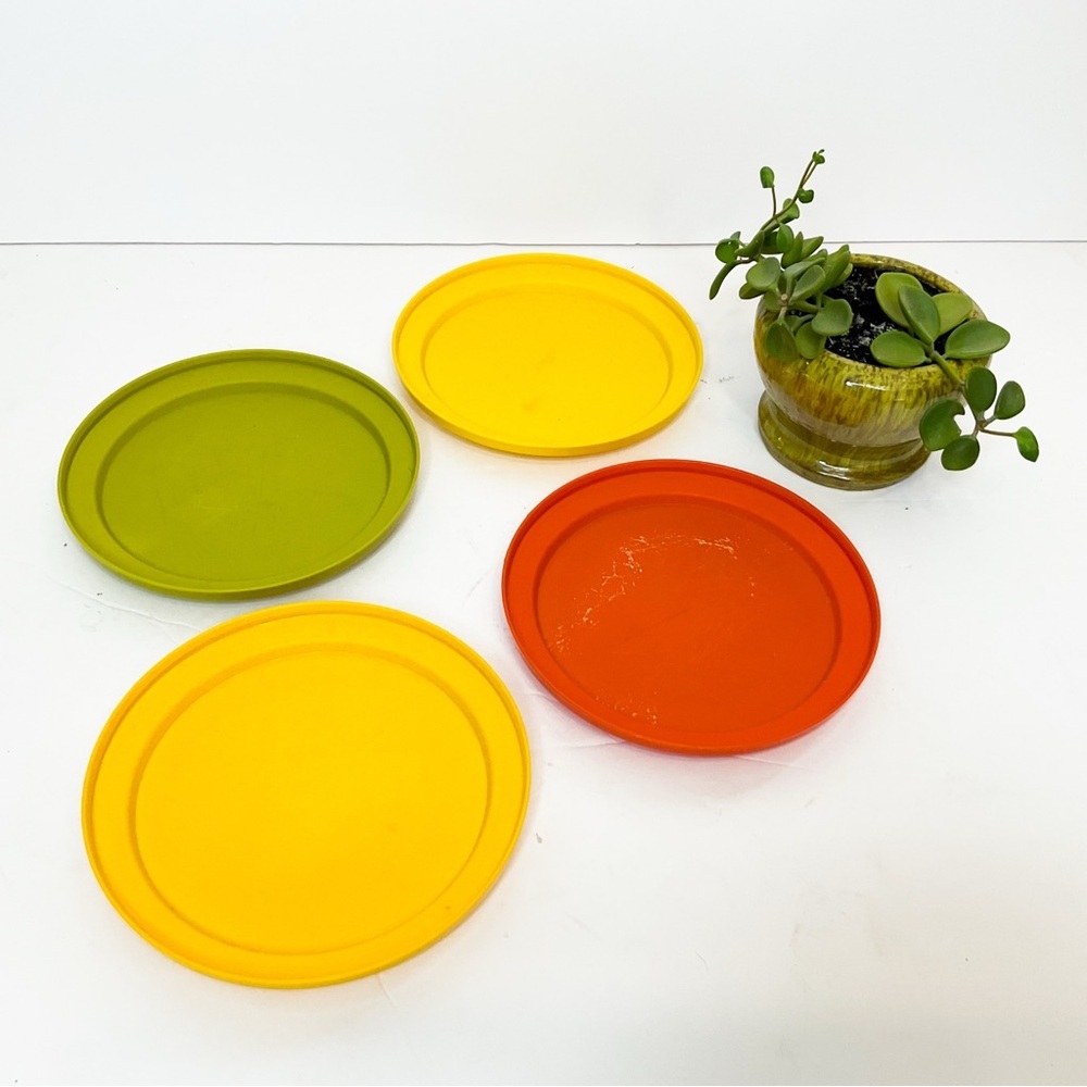 Retro TUPPERWARE Colorful Round Plastic Plate Set - Picture 4 of 4